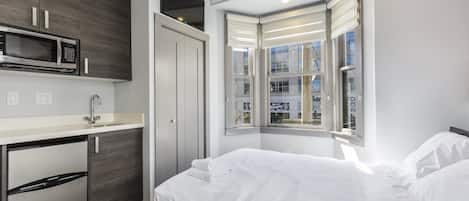 Hochwertige Bettwaren, Schreibtisch, laptopgeeigneter Arbeitsplatz