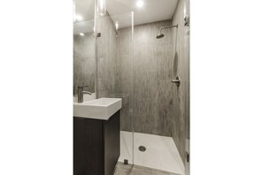 Signature Room, 1 Queen Bed, Kitchenette.. | Bathroom | Shower, rainfall showerhead, free toiletries, hair dryer - Calista Organic Hotel (San Francisco)