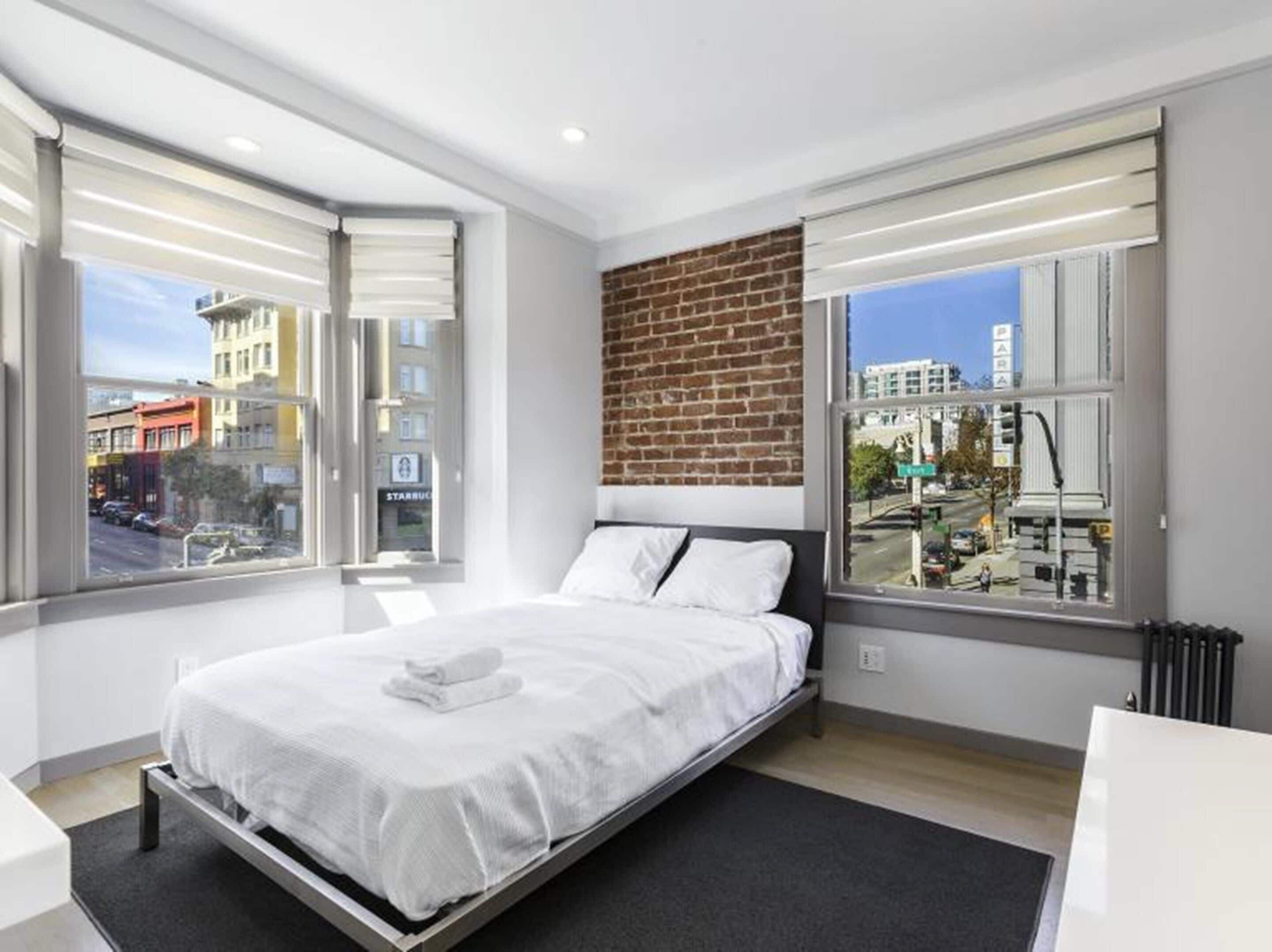 Luxe beddengoed, een bureau, een laptopwerkplek, gratis wifi
