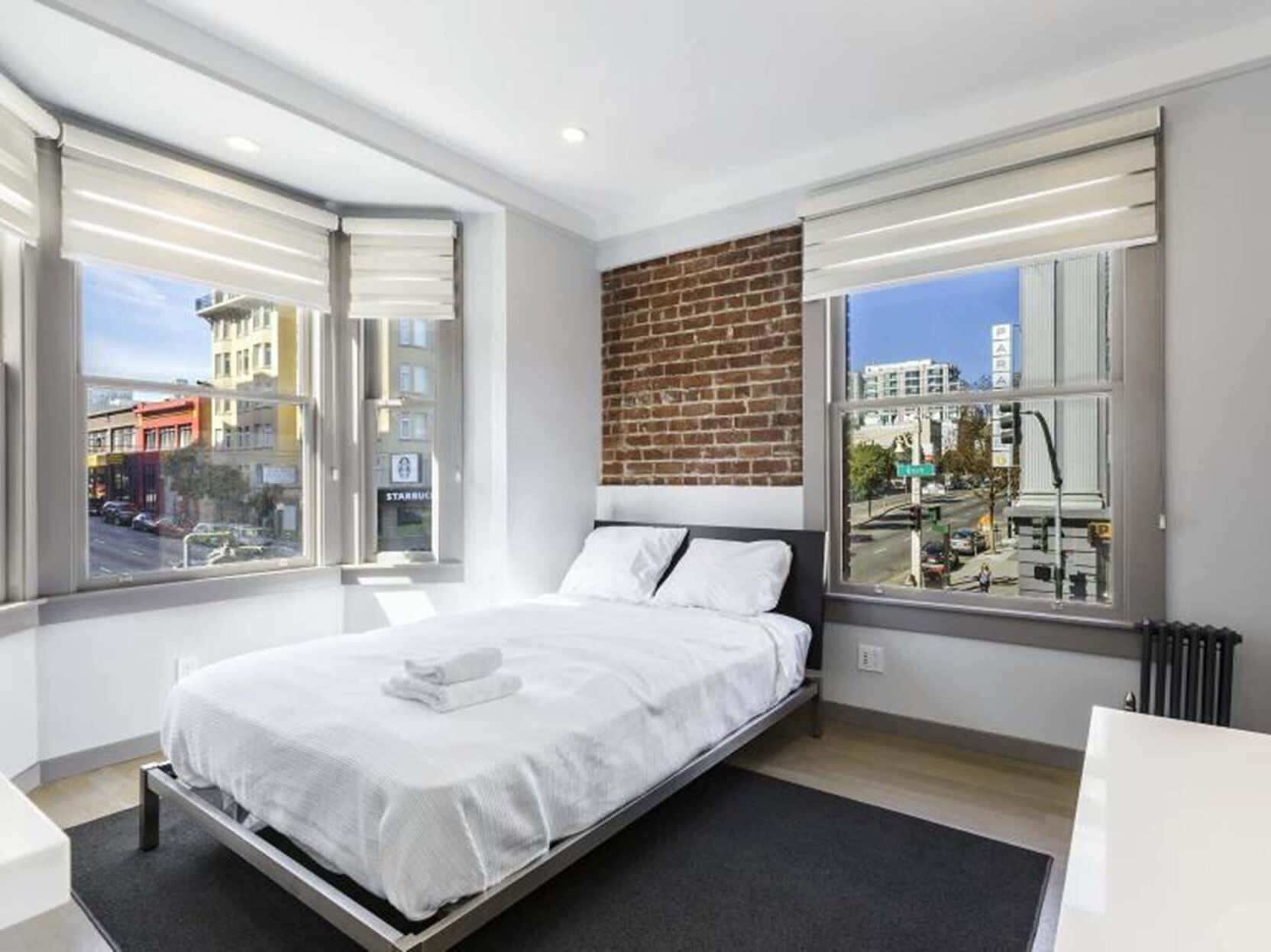 Luxe beddengoed, een bureau, een laptopwerkplek, gratis wifi