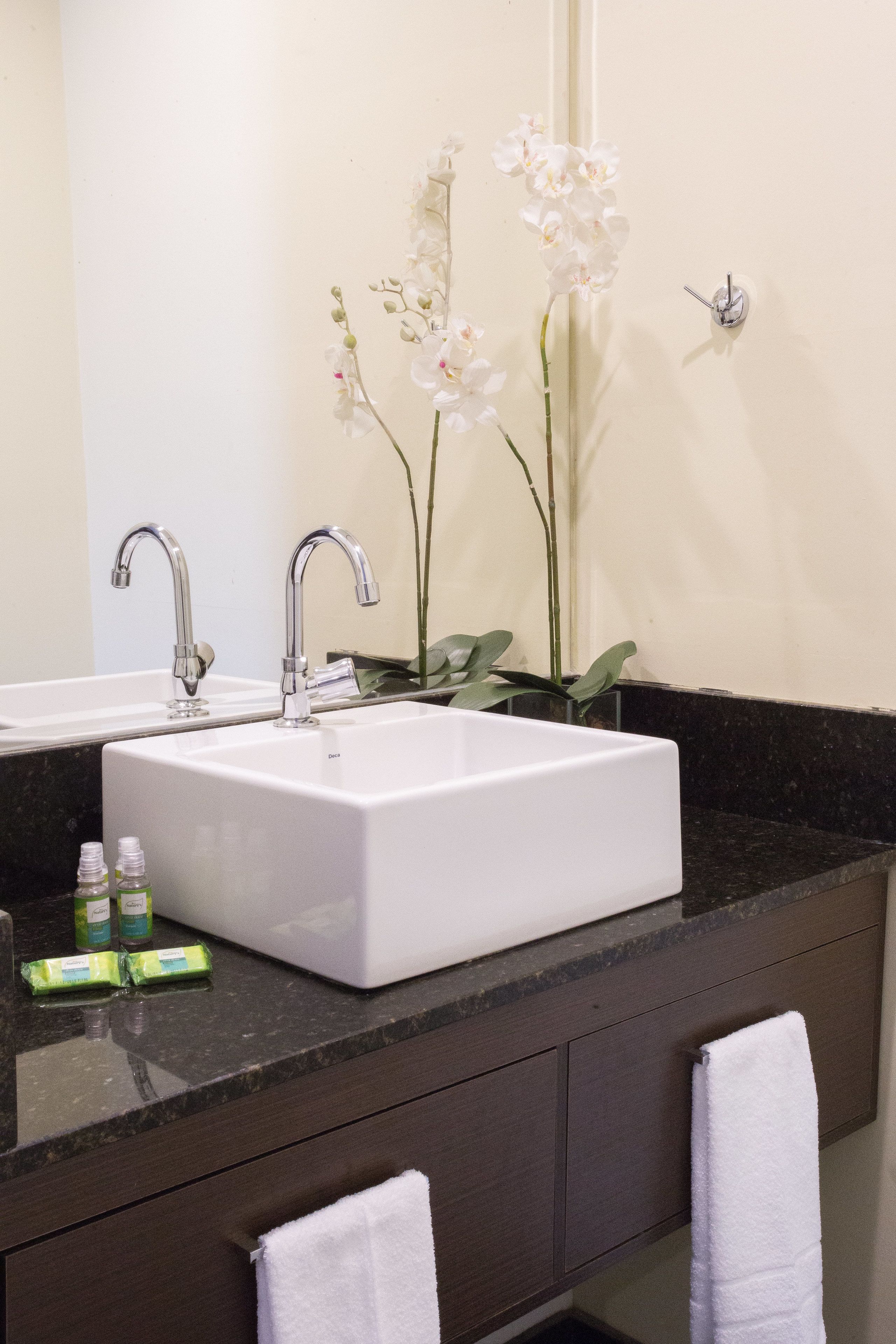 luxo triplo casal | bathroom | shower, free toiletries, hair dryer, towels