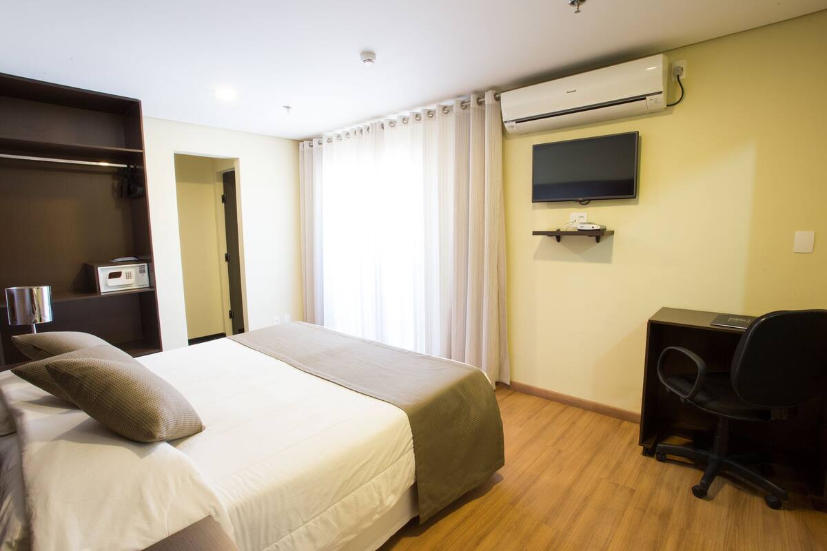 ห้องสแตนดาร์ดดับเบิล, เตียงใหญ่ 1 เตียง | มินิบาร์, ตู้นิรภัยในห้องพัก, โต๊ะทำงาน, พื้นที่ทำงานแบบใช้แล็ปท็อป