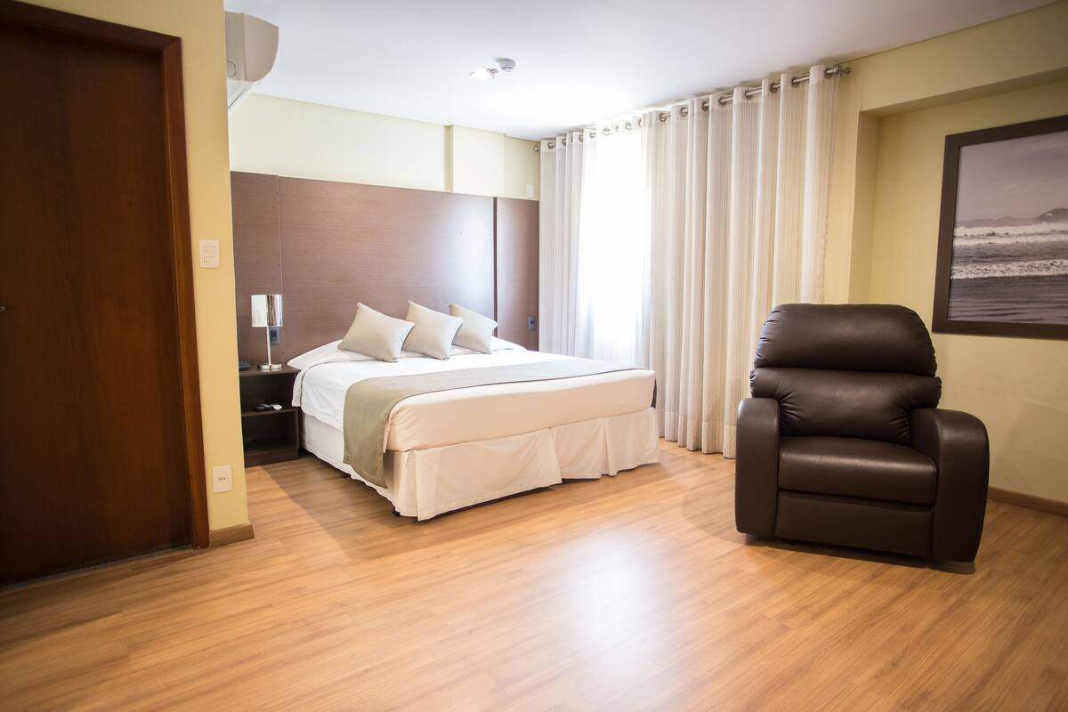 standard room | 1 bedroom, minibar, in-room safe, desk