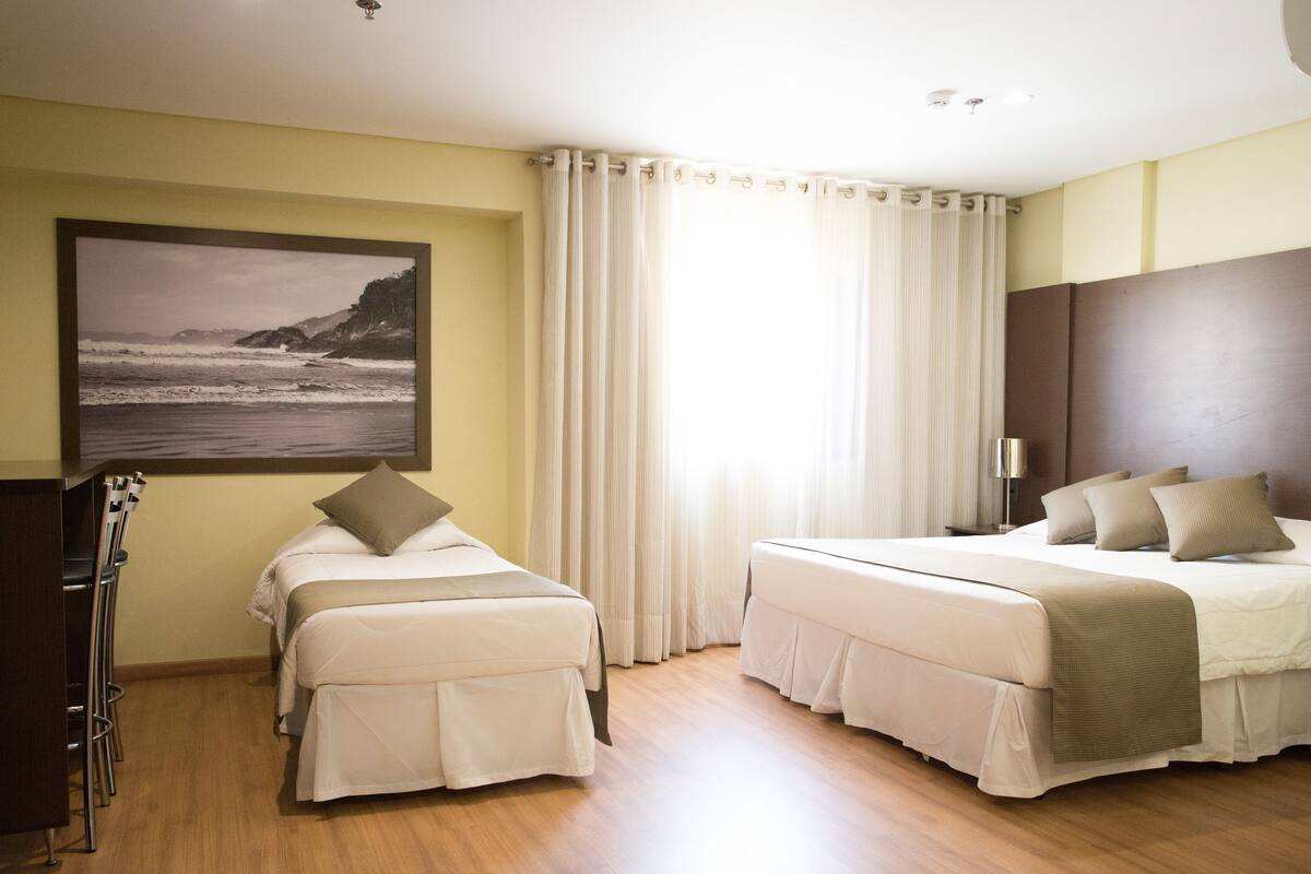 Luxo Triplo Casal | มินิบาร์, ตู้นิรภัยในห้องพัก, โต๊ะทำงาน, พื้นที่ทำงานแบบใช้แล็ปท็อป