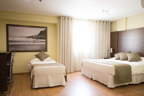 Luxo Triplo Casal | Frigobar, cofres nos quartos, escrivaninha