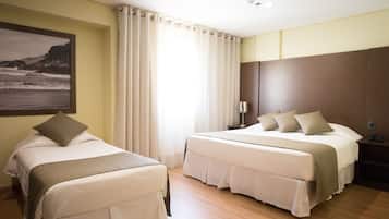 Luxo Triplo Casal | 迷你吧、房內夾萬、書桌、遮光窗簾/窗簾