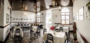 朝食、ランチ、ディナーに営業 (郷土料理と各国料理)