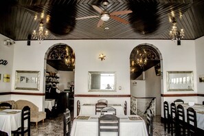 Breakfast, lunch, dinner and brunch served - Epoca Hotel Boutique (Belén)
