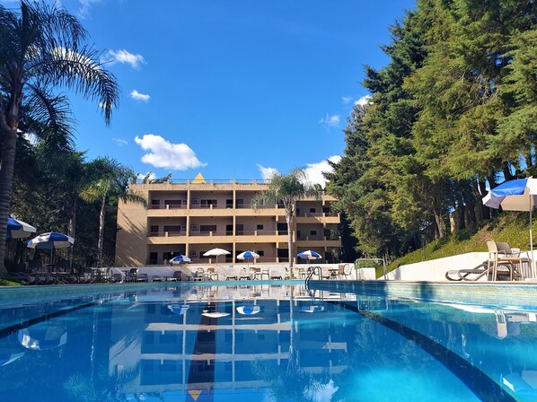2 piscines extérieures, parasols de plage, chaises longues