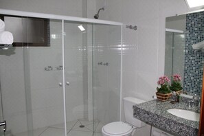 Shower, free toiletries, hair dryer, towels - Hotel Fazenda Pirâmides (Jarinu)