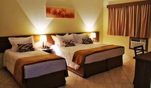 Habitación triple de lujo | Minibar, caja de seguridad en la habitación y muebles diferentes 