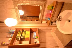 Chambre, 2 lits une place | Salle de bain