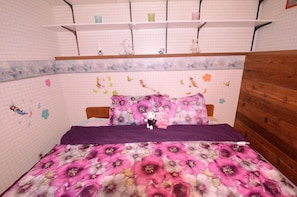 Premium bedding, desk, free WiFi - Fairy's Garden Chalet (West Kelowna)