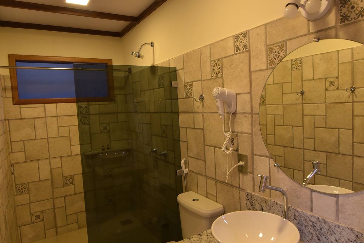 shower, free toiletries, towels