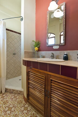 Twin Room, 2 Twin Beds | Bathroom | Shower, free toiletries, hair dryer, towels - Hotel Casa San Francisco (Granada)