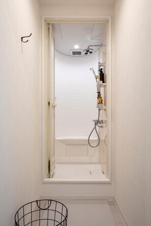 Shower, free toiletries, slippers, electronic bidet - Capsule Hotel CUBE (Hiroshima)