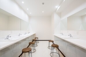 Dusche, kostenlose Toilettenartikel, Hausschuhe