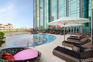 Piscine extérieure, accès possible de 6 h à 22 h, parasols