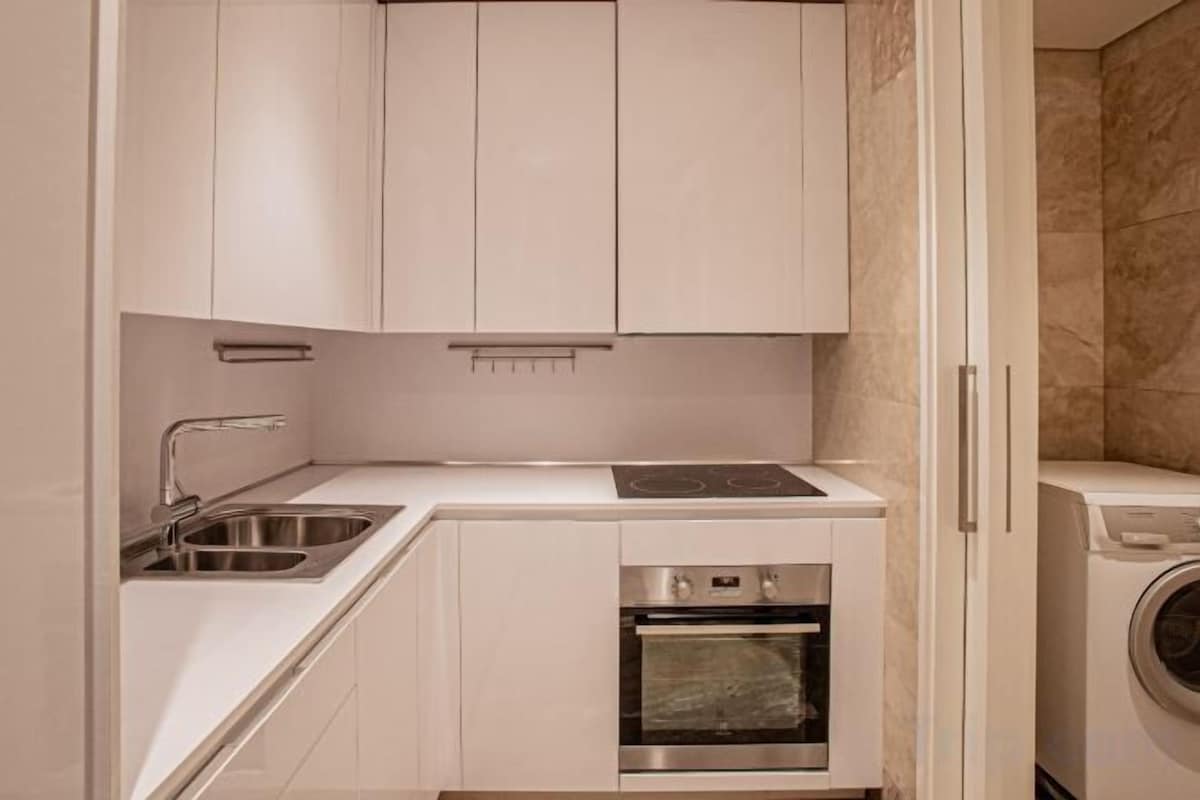 Coffee/tea maker, full-size fridge, microwave, oven