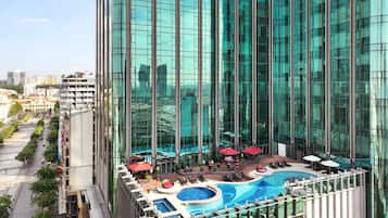 Piscina externa, funciona das 6h às 22h, guarda-sóis, espreguiçadeiras