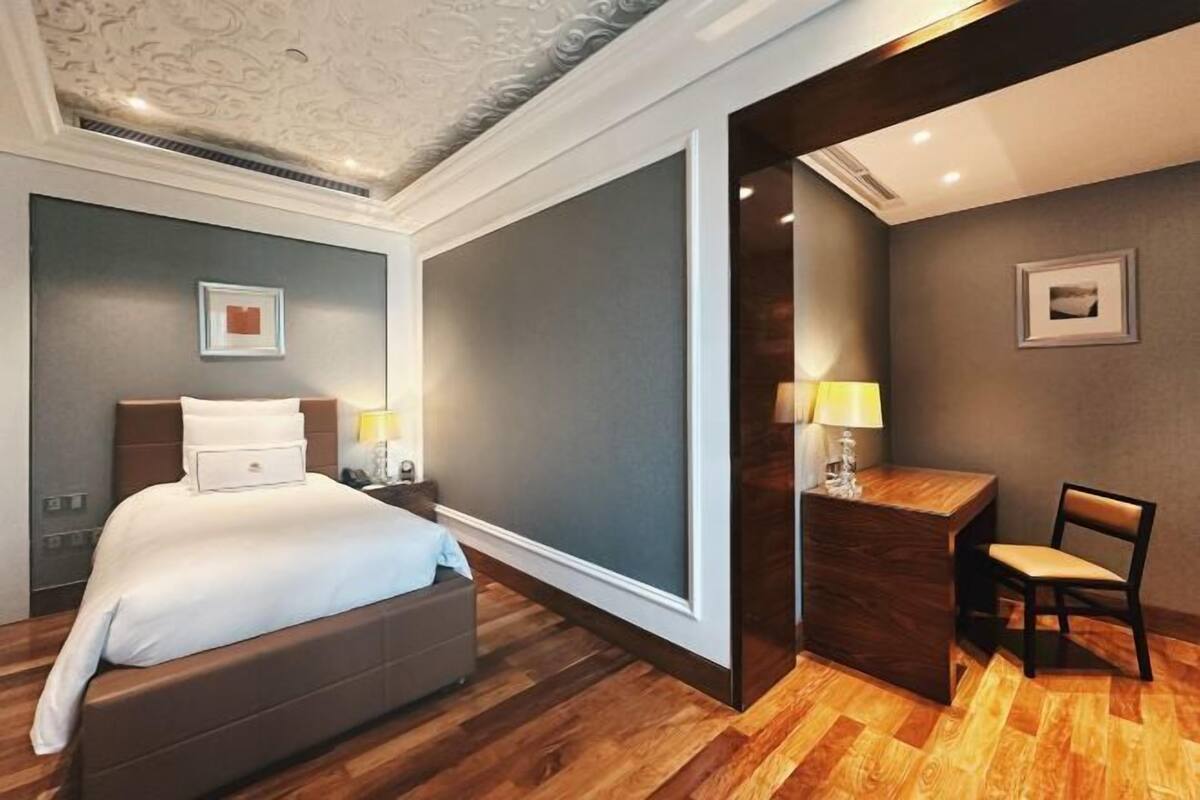 1 bedroom, Frette Italian sheets, premium bedding, down comforters