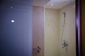 Buồng tắm vòi sen, máy sấy tóc 