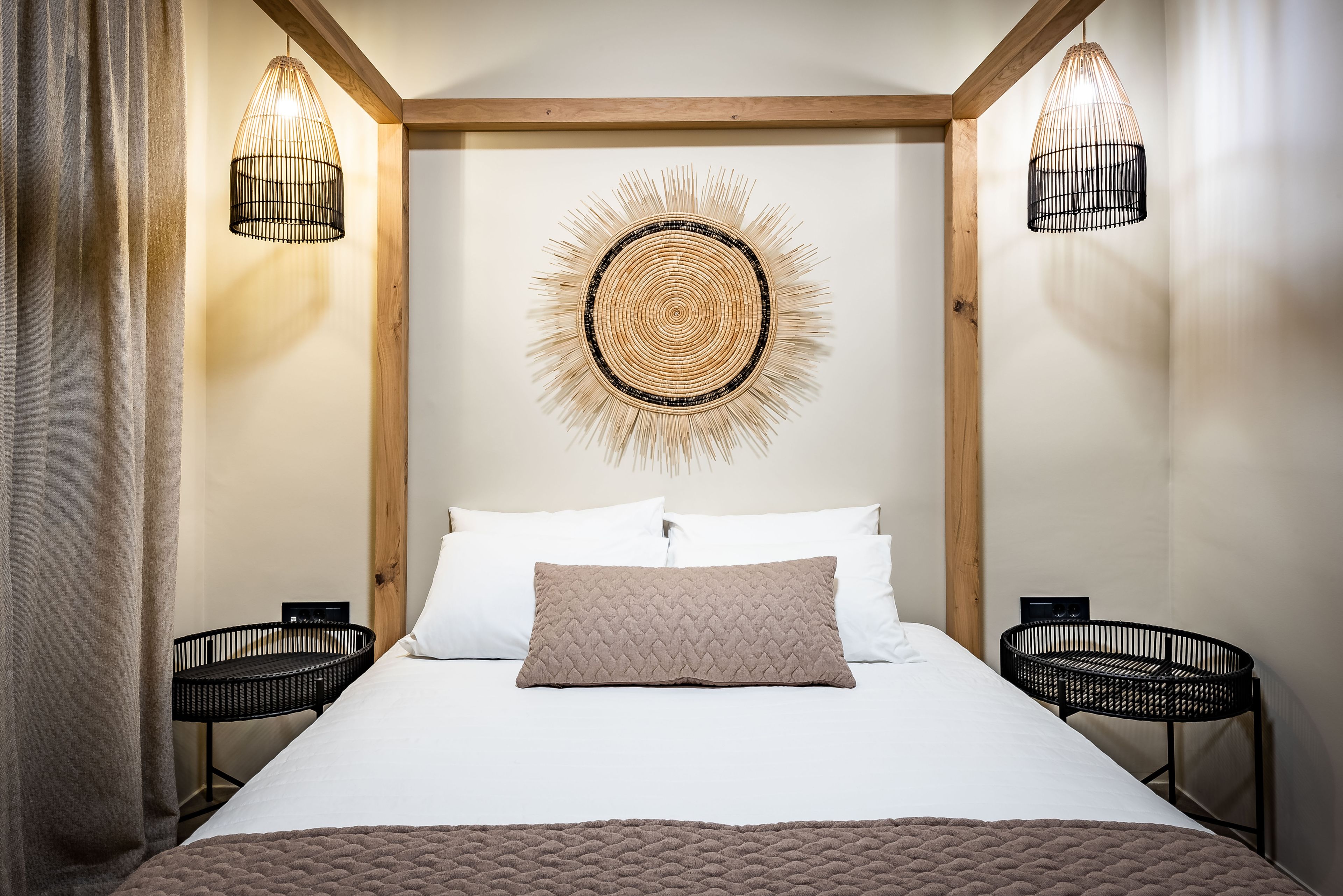Une chambre à coucher bien aménagée, avec un lit, deux tables de chevet et une œuvre d’art originale accrochée au mur au-dessus du lit.
