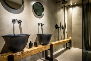 Junior Suite, Bathtub | Bathroom | Shower, free toiletries, hair dryer, slippers - San Giorgio (Santorini)