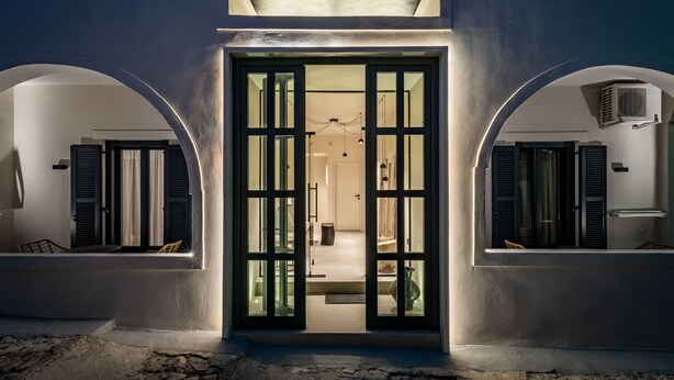 Ingresso di un edificio moderno con porte in vetro e finestre ad arco.