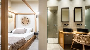 Una camera da letto moderna con un letto, un comodino e un'opera d'arte circolare appesa al muro.