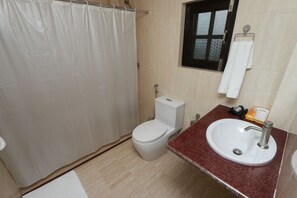 Shower, free toiletries, hair dryer, slippers - Hotel Utsab Himalaya (Pokhara)