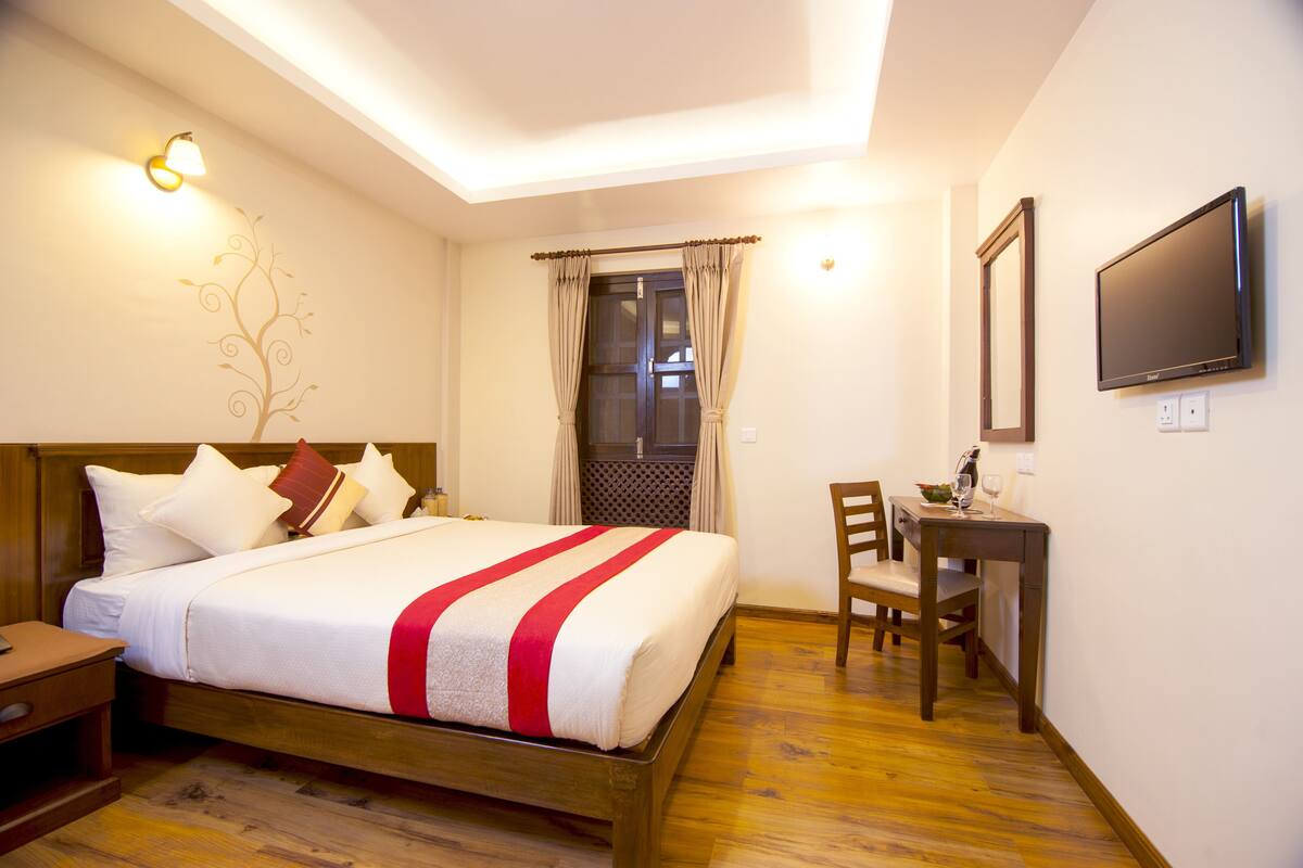 Phòng đôi Deluxe, không hút thuốc, quang cảnh núi | Bộ đồ giường cao cấp, két bảo mật tại phòng, bàn, phòng cách âm 