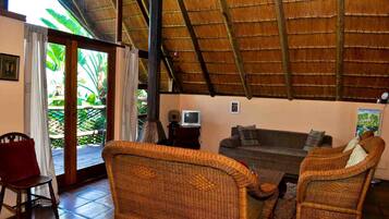 Lovina Suite (8) | Living area