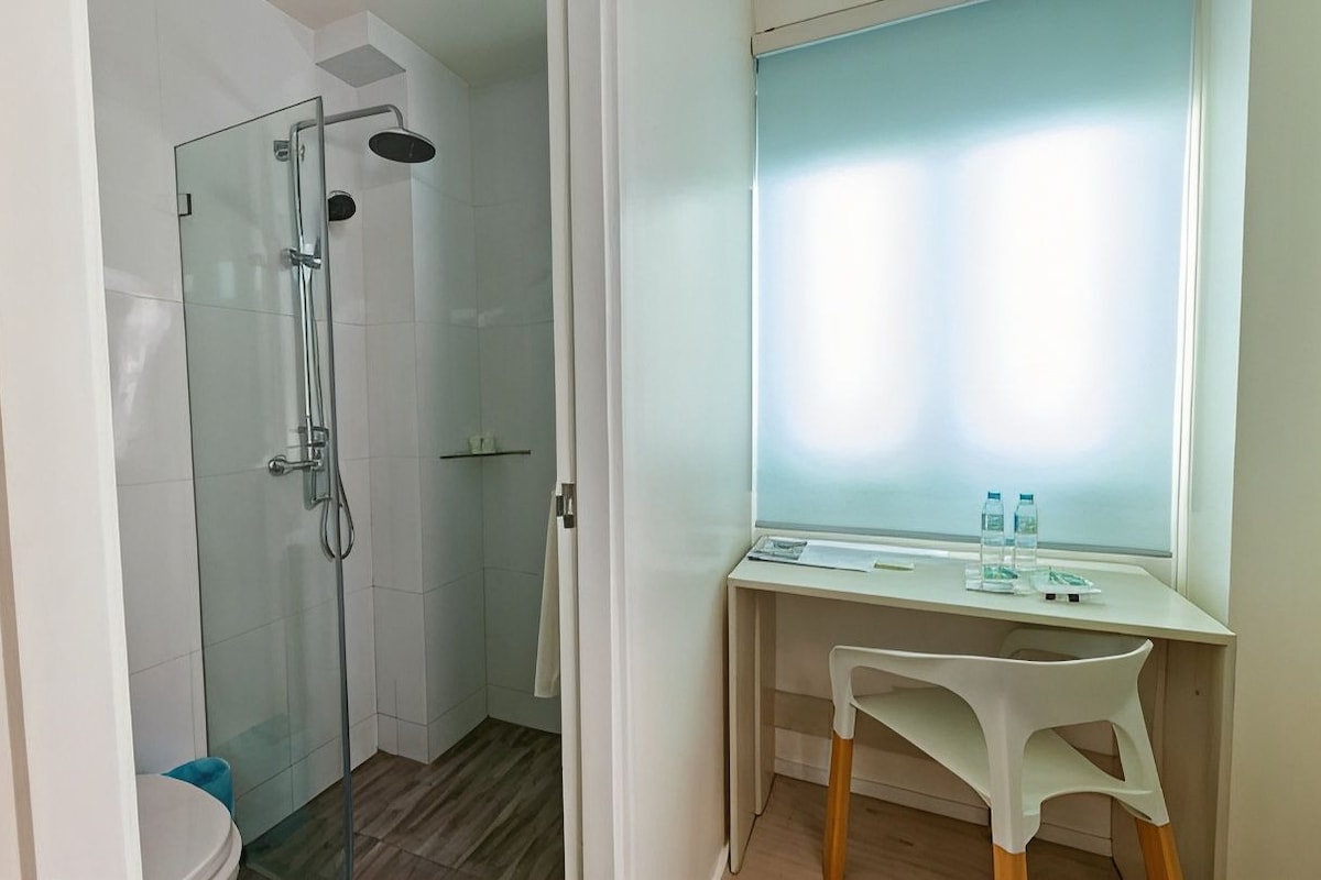 Bathroom | Free toiletries, hair dryer, bidet, towels