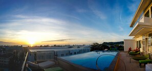 Außenpool, geöffnet von 08:00 Uhr bis 22:00 Uhr, Sonnenschirme