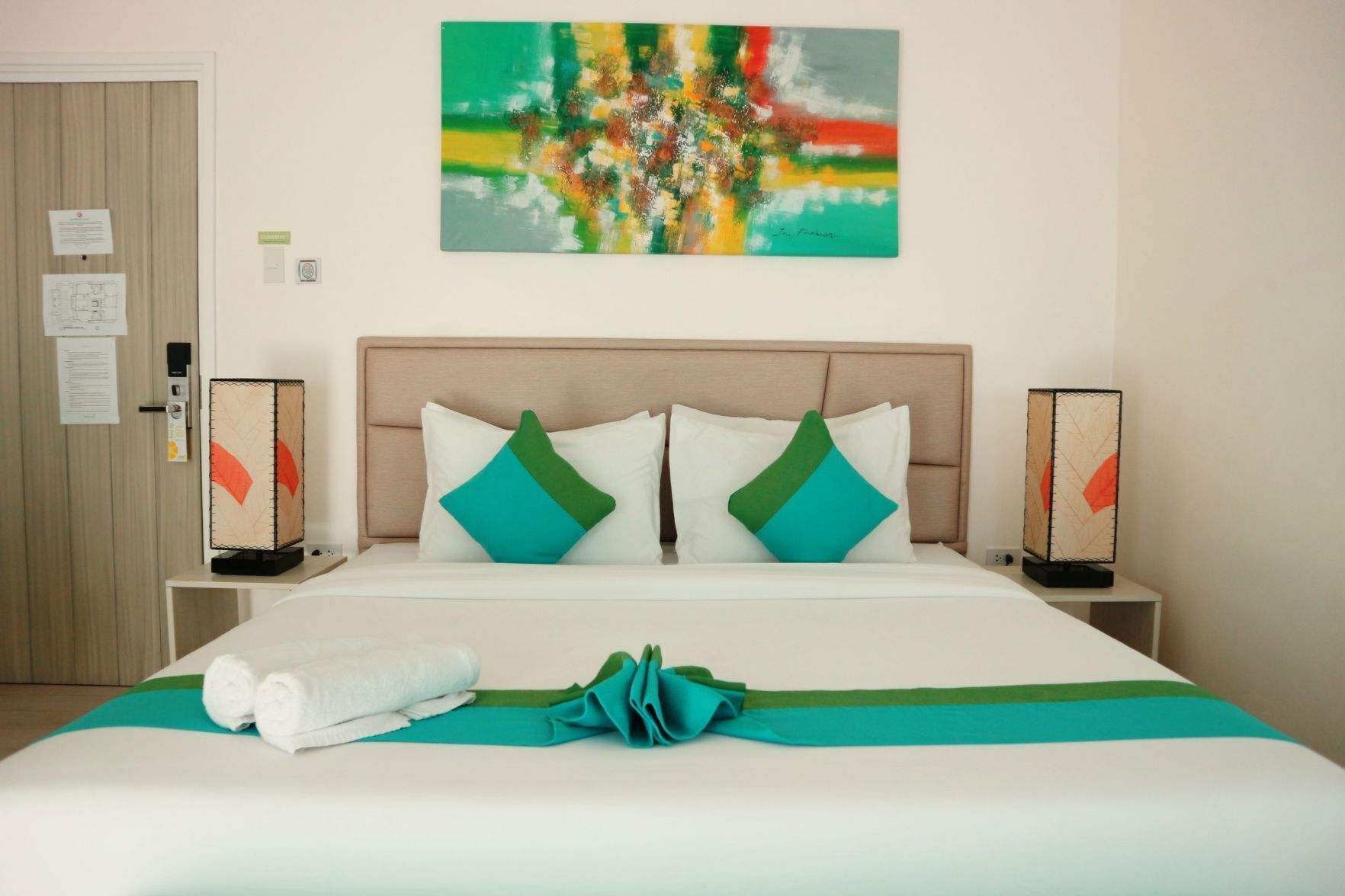 Caja de seguridad en la habitación y escritorio 