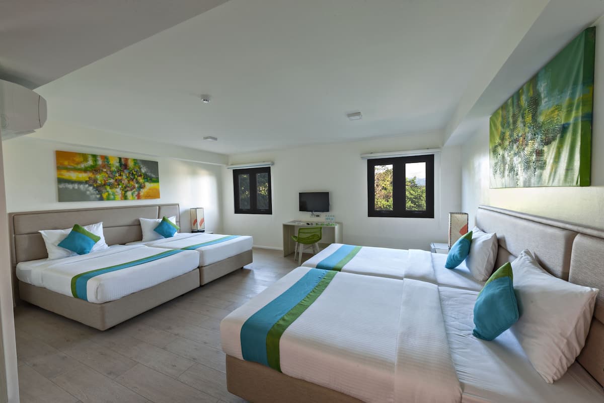 Deluxe Family Room | 1 bedroom, in-room safe, desk, iron/ironing board