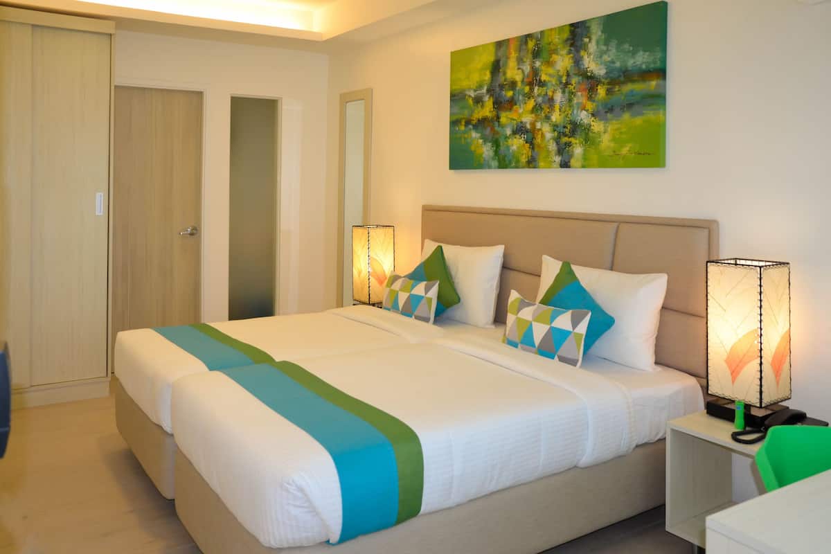 Premier Twin Room, 2 Twin Beds | 1 bedroom, in-room safe, desk, iron/ironing board