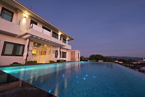 Outdoor pool, open 8:00 AM to 10:00 PM, pool umbrellas, sun loungers - Lime Hotel Boracay (Boracay Island)
