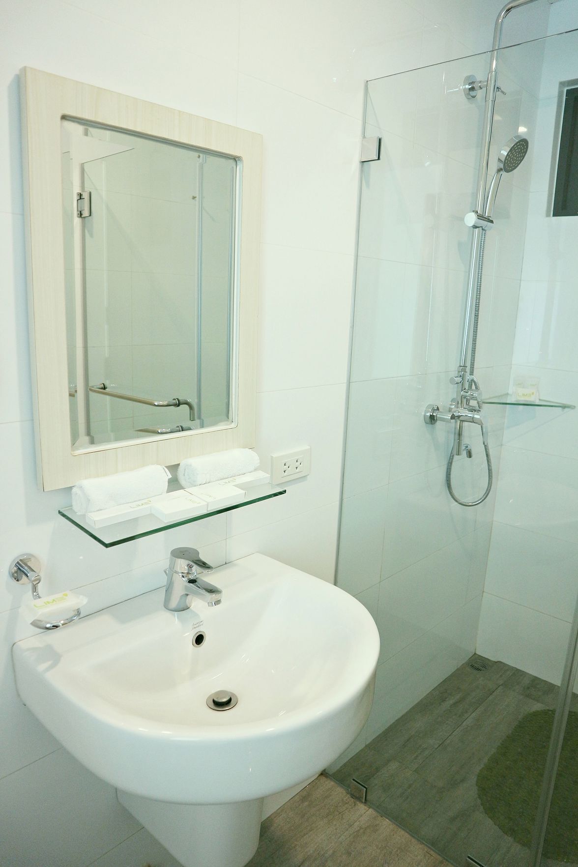 Phòng tắm | Đồ dùng nhà tắm miễn phí, máy sấy tóc, chậu vệ sinh/vòi rửa 