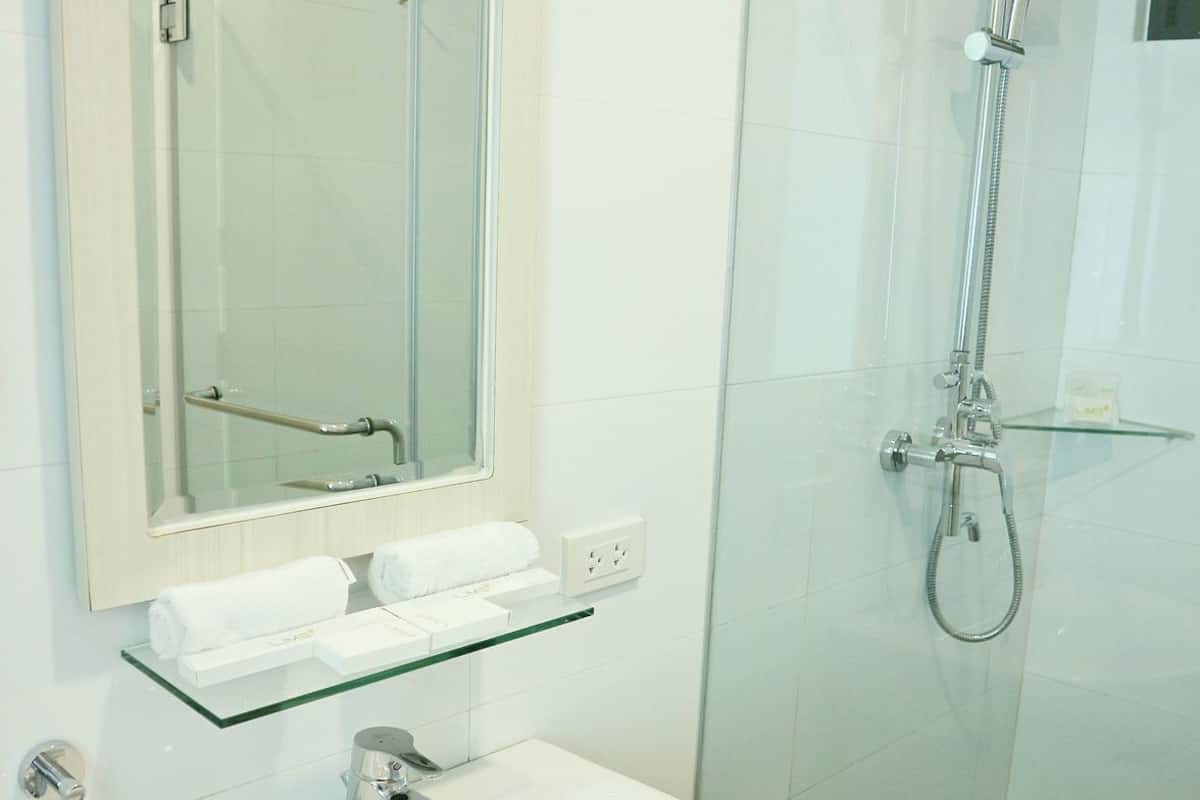 Phòng tắm | Đồ dùng nhà tắm miễn phí, máy sấy tóc, chậu vệ sinh/vòi rửa