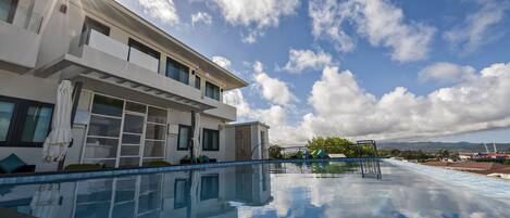 Utomhuspool, öppet 08.00 till 22.00, parasoller och solstolar