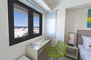 Twin kamer (Penthouse) | Een kluis op de kamer, een bureau, een strijkplank/strijkijzer