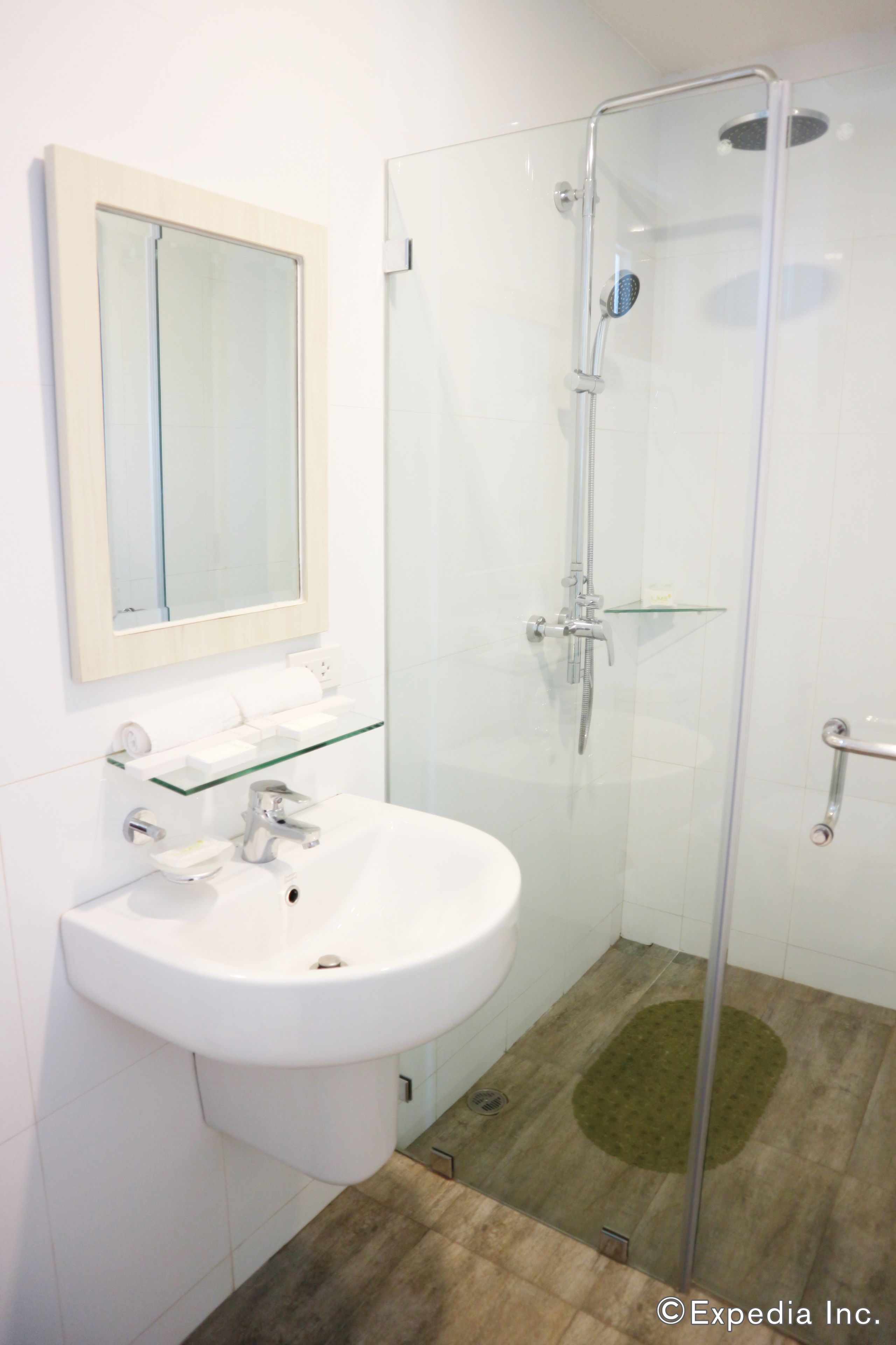 superior twin room | bathroom | free toiletries, hair dryer, bidet, towels