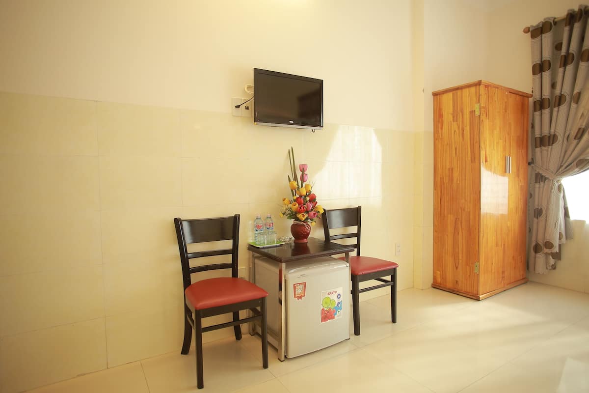 Superior Triple Room, 2 Double Beds | Living area