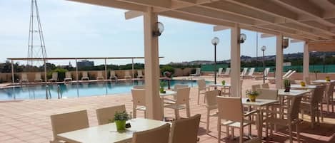 Alberca al aire libre y camastros