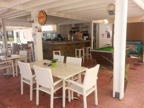 Breakfast and lunch served, international cuisine