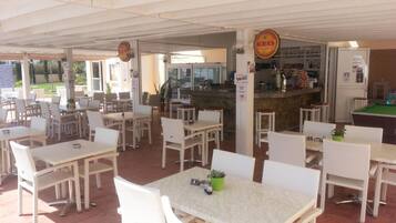 Piscine extérieure, chaises longues