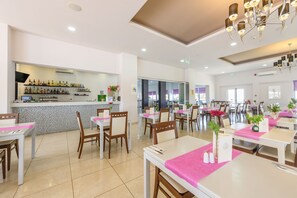 Breakfast and lunch served, international cuisine