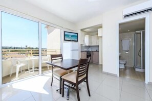 Breakfast and lunch served, international cuisine